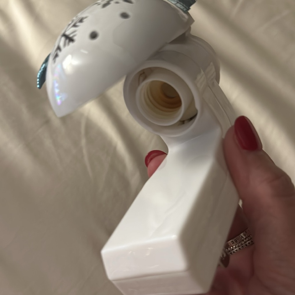 Bath & body works snowman plug in wallflower used once - Picture 2 of 4